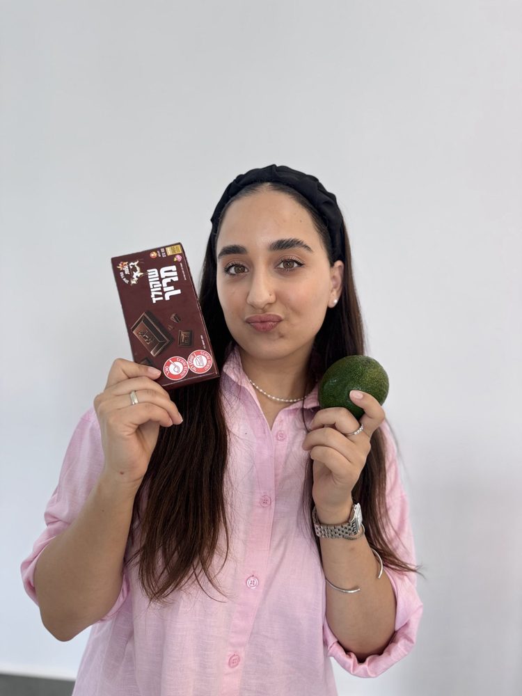 יהב סרור מחזיקה שוקולד ואבוקדו
